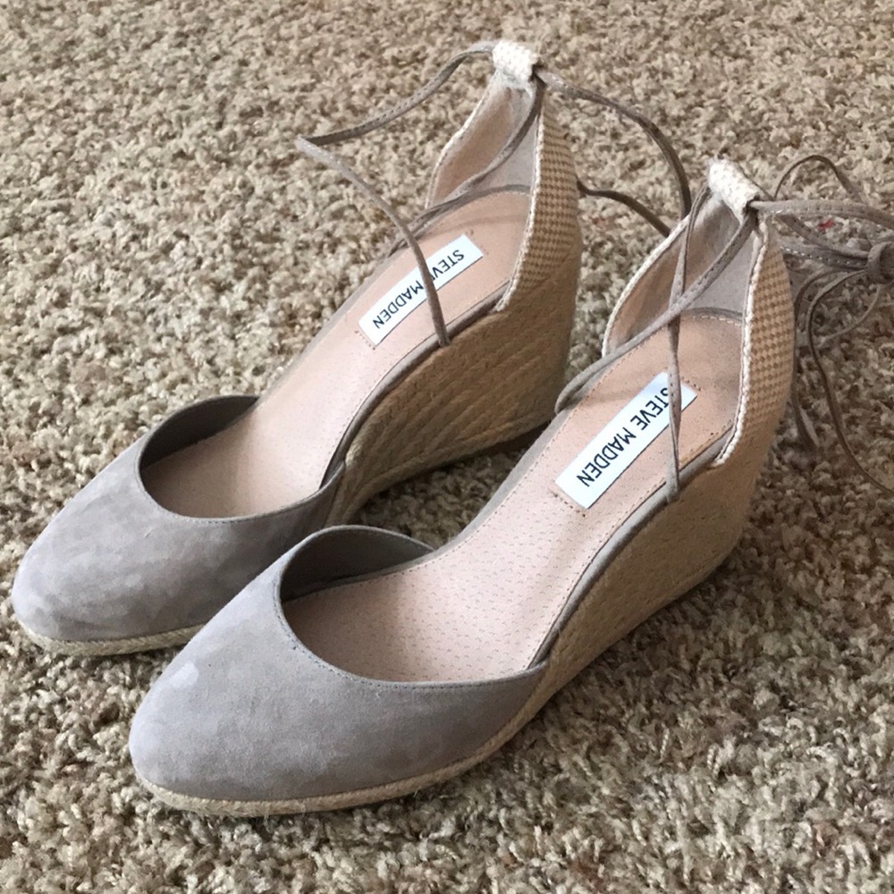 NEVER WORN Steve Madden wedges. 8.5